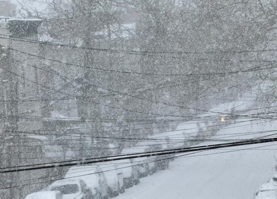 न्युयोर्क सिटीमा हिमआँधी शुरु, एक फिटसम्म हिउँ पर्ने, सोमबार विद्यायल बन्द, सडक यात्रा नगर्न आग्रह